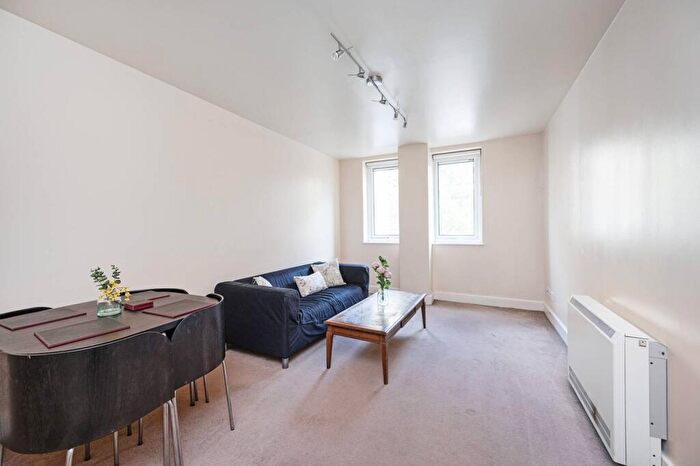 2 Bedroom Flat To Rent In Commercial Road, Tower Hamlets, London, E1