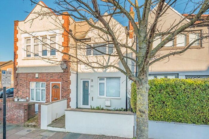2 Bedroom Flat For Sale In Gassiot Road, London, SW17