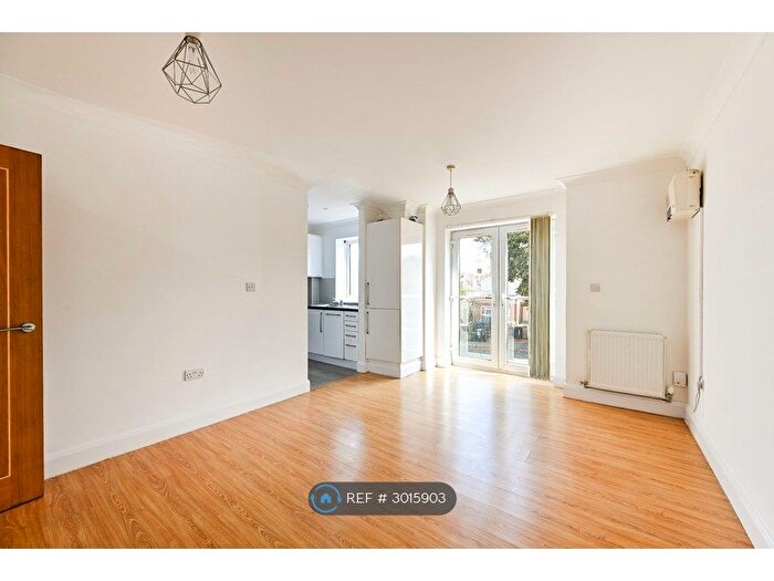 2 Bedroom Flat To Rent In Woodbury Close, Croydon, CR0