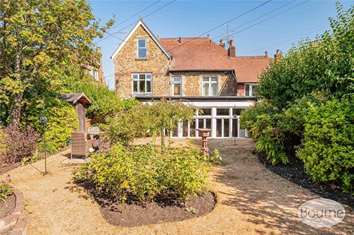 2 Bedroom Flat For Sale In Sydney Place, Guildford, Surrey, GU1