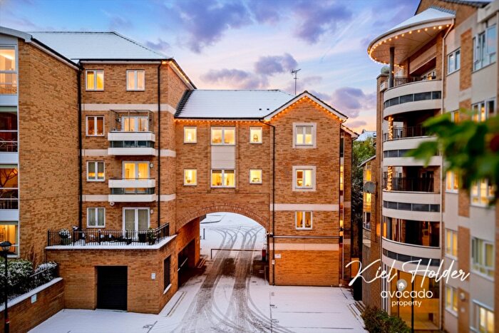 2 Bedroom Flat For Sale In Branagh Court, Reading, RG30