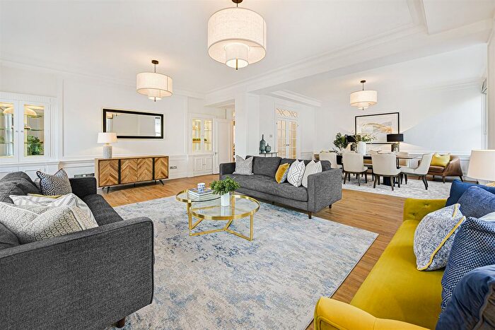 3 Bedroom Flat To Rent In Flat, - Grosvenor, Square, London, W1K