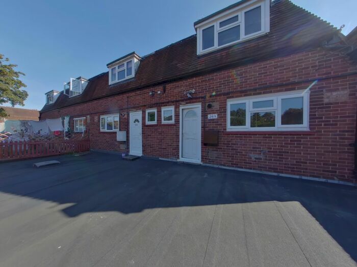 2 Bedroom Flat To Rent In High Street, Kings Langley, Hertfordshire, WD4