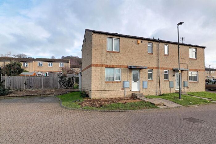 3 Bedroom Semi Detached House For Sale In Chaffinch Court, Stonehouse, GL10
