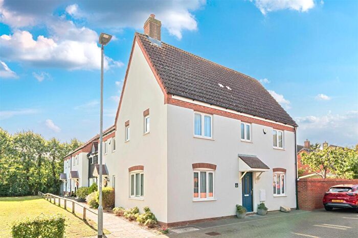 3 Bedroom End Of Terrace House For Sale In Warren Farm, Willington, MK44