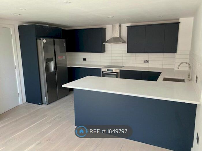 2 Bedroom Flat To Rent In Rosemoor House, London, W13