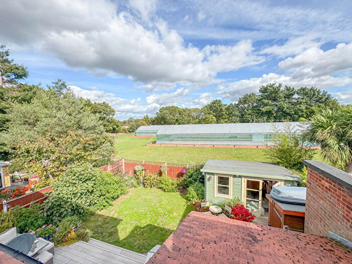 4 Bedroom Semi-Detached House For Sale In Folly Chase, Hockley, SS5