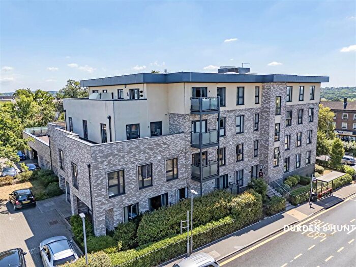 2 Bedroom Apartment For Sale In Newmans Lane, Loughton, IG10