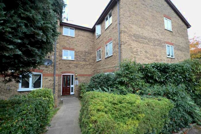 2 Bedroom Flat To Rent In Laburnum Close, Friern Barnet, London N11