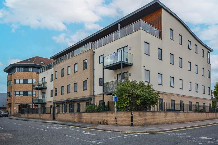 2 Bedroom Flat For Sale In New Road, Brentwood, CM14