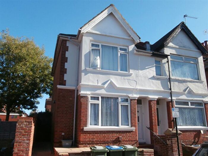 4 Bedroom Semi-Detached House To Rent In Harborough Road, Southampton, SO15