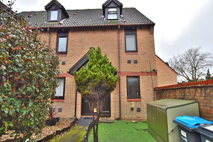 2 Bedroom Maisonette To Rent In Pilgrims Close, Palmers Green, N13