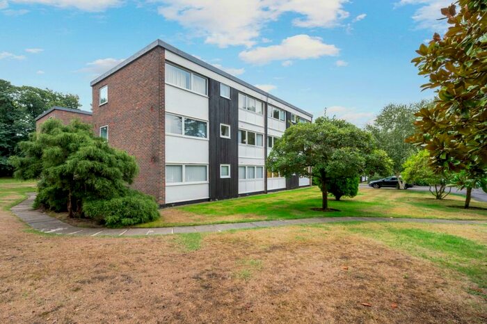 3 Bedroom Apartment To Rent In High Point, Weybridge, KT13