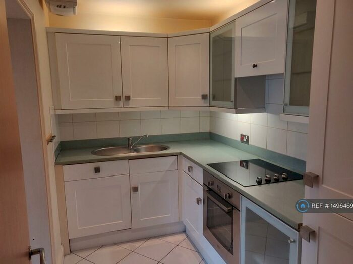 2 Bedroom Flat To Rent In Riverside Court, Bromley, BR2