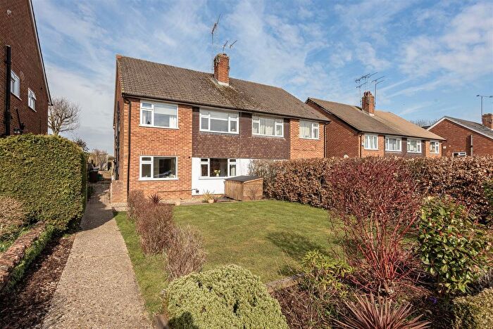 2 Bedroom Maisonette For Sale In Riverford Close, Harpenden, AL5