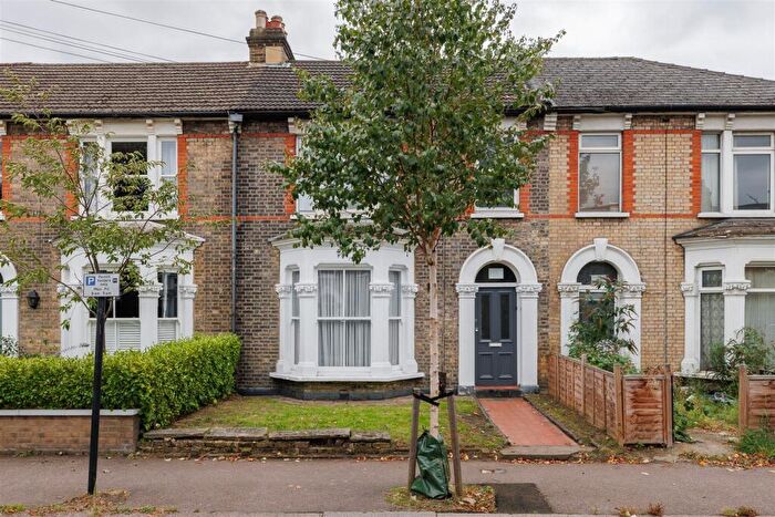 1 Bedroom Apartment For Sale In Durham Road, Manor Park, E12