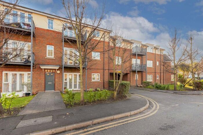 2 Bedroom Flat To Rent In Hemlock Close, London SW16