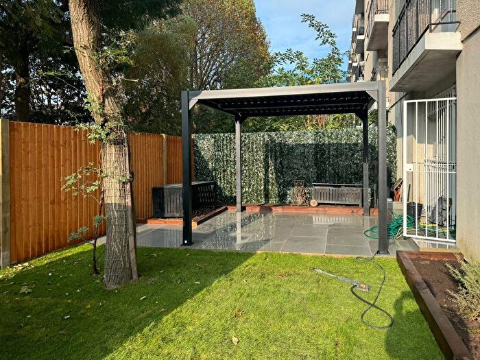 3 Bedroom Flat To Rent In Hunton Street, Shoreditch, London, E1