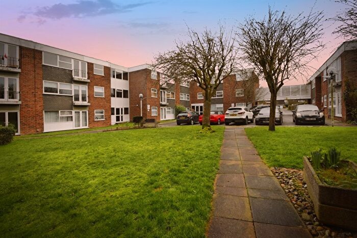 2 Bedroom Flat For Sale In Hutton Road, Shenfield, Brentwood, CM15