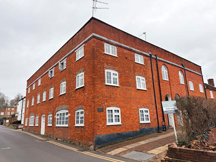 2 Bedroom Flat To Rent In Bear Lane, Farnham, GU9