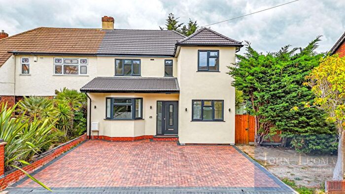4 Bedroom Semi-detached House For Sale In Fairview Road, Chigwell, IG7
