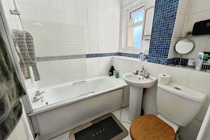 1 Bedroom Flat For Sale In Churchill Avenue, Clevedon, North Somerset, BS21