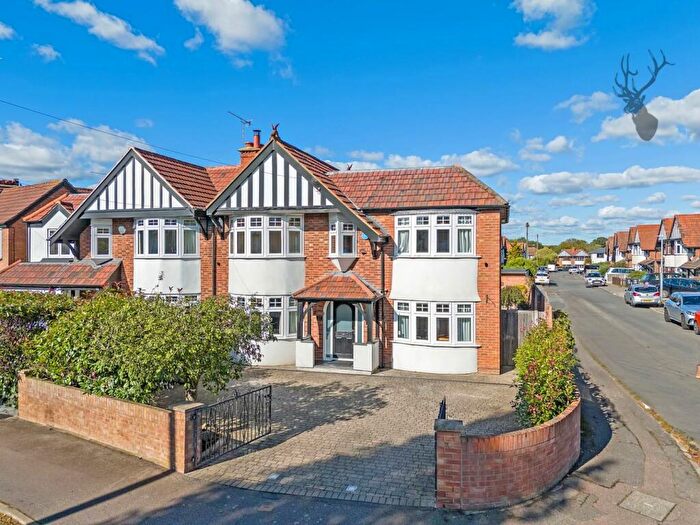 4 Bedroom Semi-Detached House For Sale In Vicarage Road, Coopersale, Epping, CM16