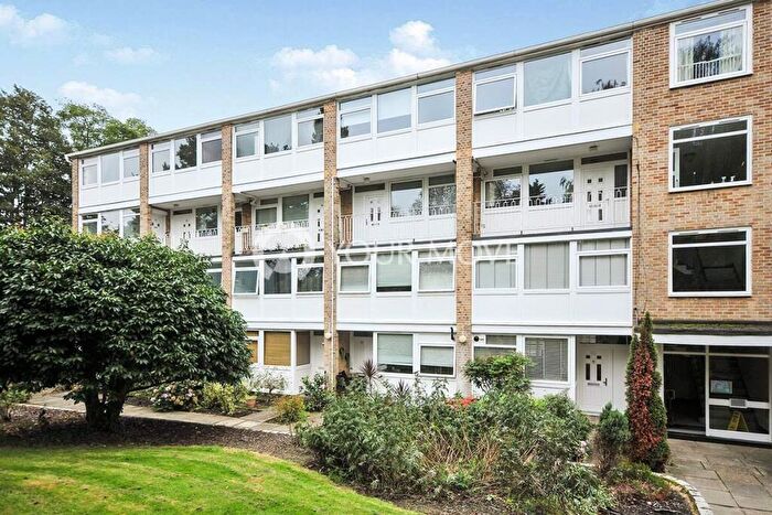 3 Bedroom Flat To Rent In Tarnwood Park, London, SE9