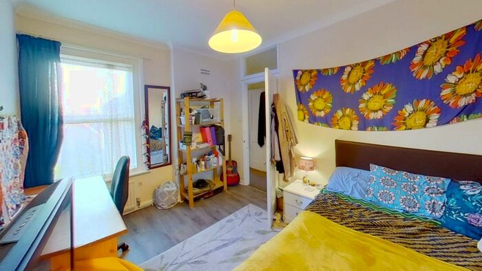 4 Bedroom Semi-Detached House To Rent In Guildford Park Road, Guildford, GU2