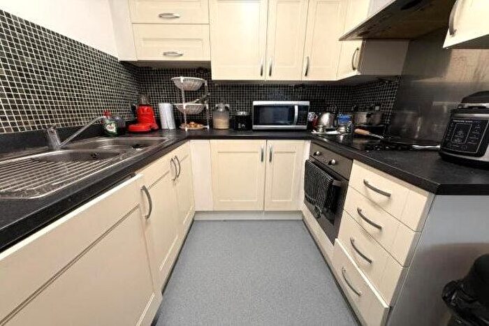2 Bedroom Flat To Rent In Orchard Place, Southampton, SO14