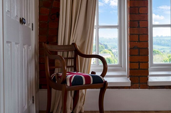 2 Bedroom Flat For Sale In Cheapside, Stroud, Gloucestershire, GL5