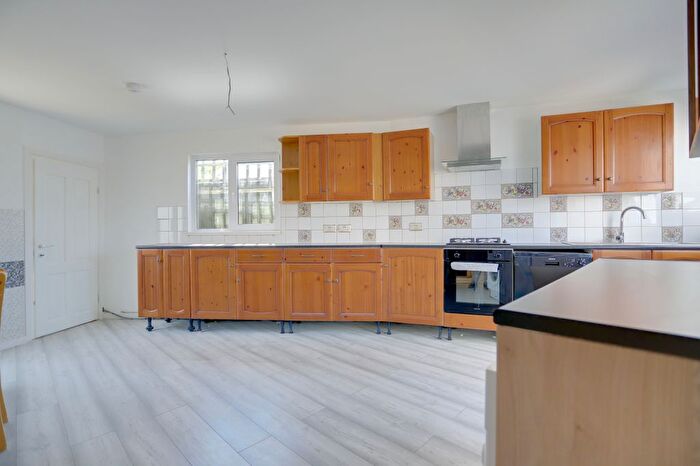 5 Bedroom End Of Terrace House To Rent In Central Avenue, Enfield, EN1