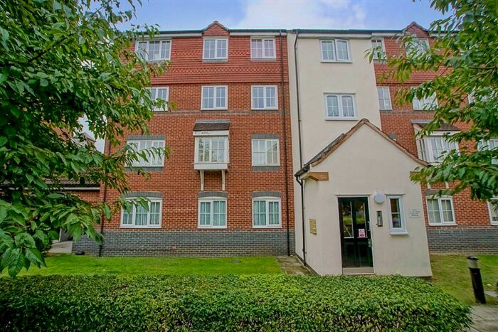 2 Bedroom Apartment To Rent In Node Way Gardens, Welwyn, AL6