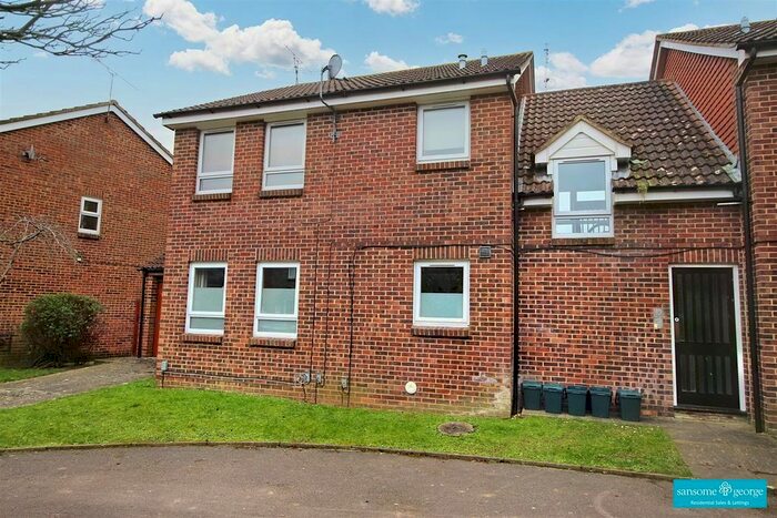 Studio To Rent In Wyre Court, Tilehurst, Reading, RG31