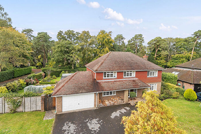 5 Bedroom Detached House For Sale In Sparrowhawk Close, Farnham, GU10