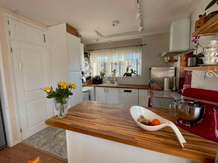 3 Bedroom Flat To Rent In Coulsdon Road, Caterham, CR3