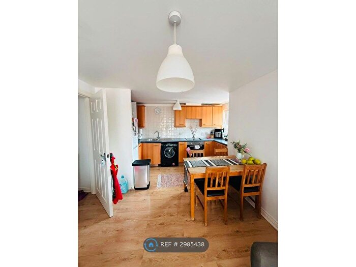 2 Bedroom Flat To Rent In Blackburn Way, Hounslow, TW4