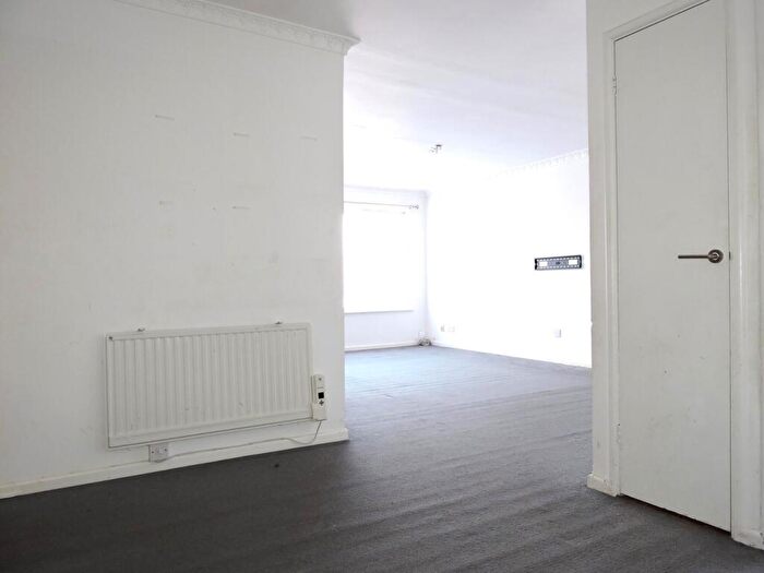 2 Bedroom Flat For Sale In Putney Road, Enfield, Middlesex, EN3