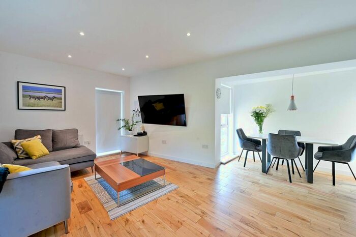 2 Bedroom Flat To Rent In Heathfield Square, Earlsfield, London, SW18
