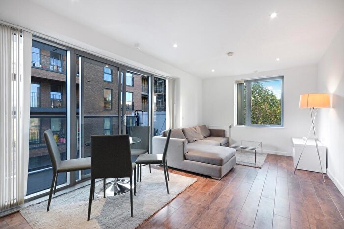 2 Bedroom Flat To Rent In Lucienne Court, Lindfield Street, E14