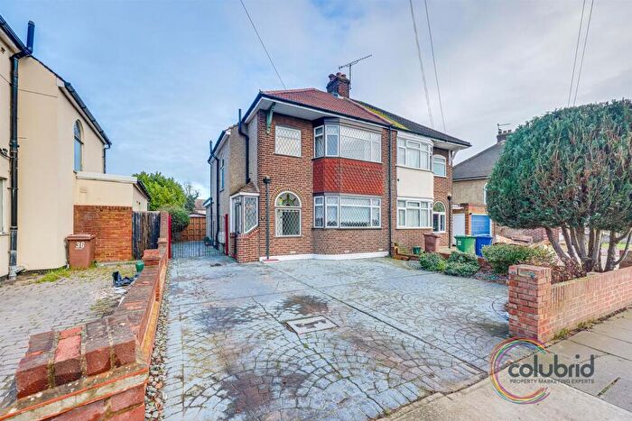 3 Bedroom Semi-Detached House For Sale In Fairway, Grays, RM16