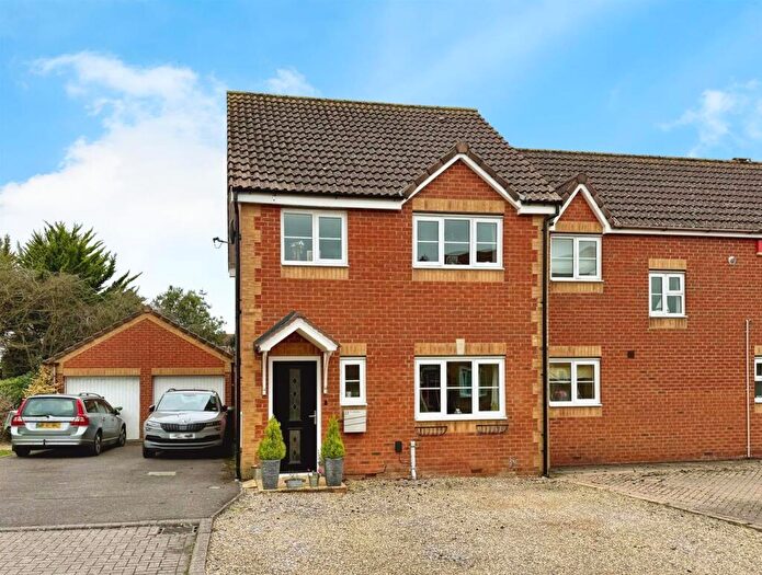 3 Bedroom Semi Detached House For Sale In The Chandlers, PO31