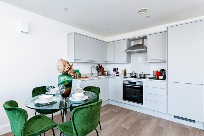 3 Bedroom Flat To Rent In - High Street Slough, SL1