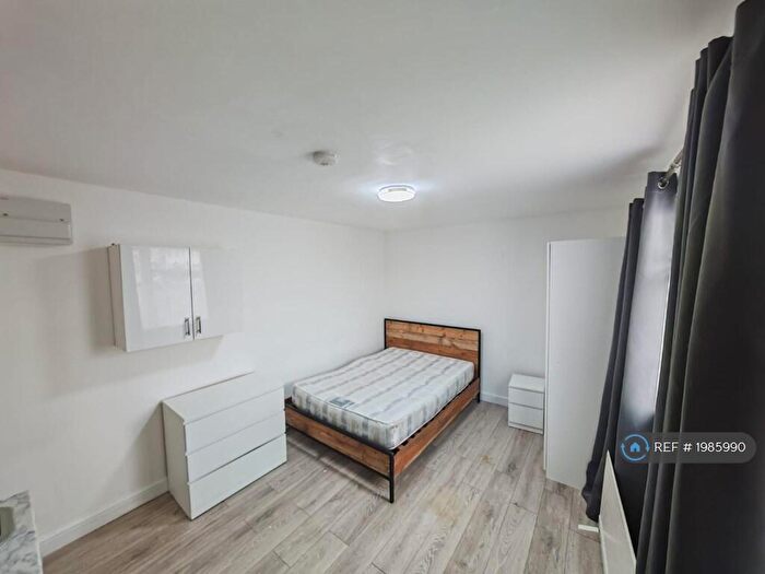 Studio To Rent In Barfields, Loughton, IG10