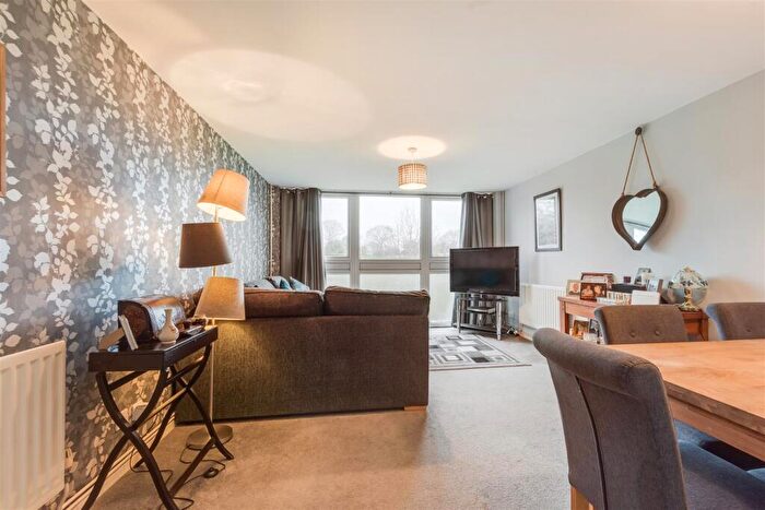 2 Bedroom Maisonette For Sale In Edgewood Drive, BR6