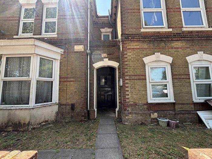 2 Bedroom Flat To Rent In Wordsworth Road, SO15