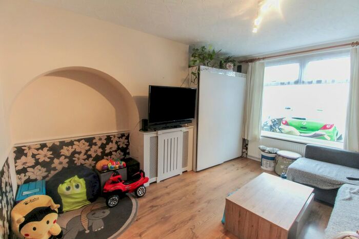 3 Bedroom Semi-Detached House To Rent In Rothwell Road, Dagenham, Essex, RM9