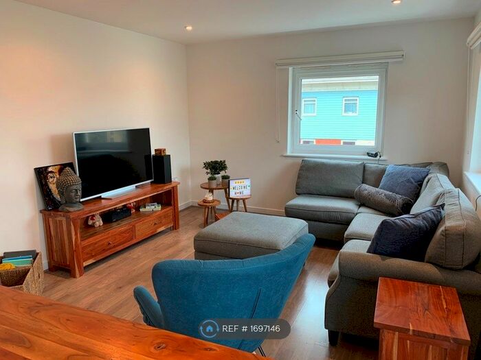 2 Bedroom Flat To Rent In Wraysbury Drive, West Drayton, UB7