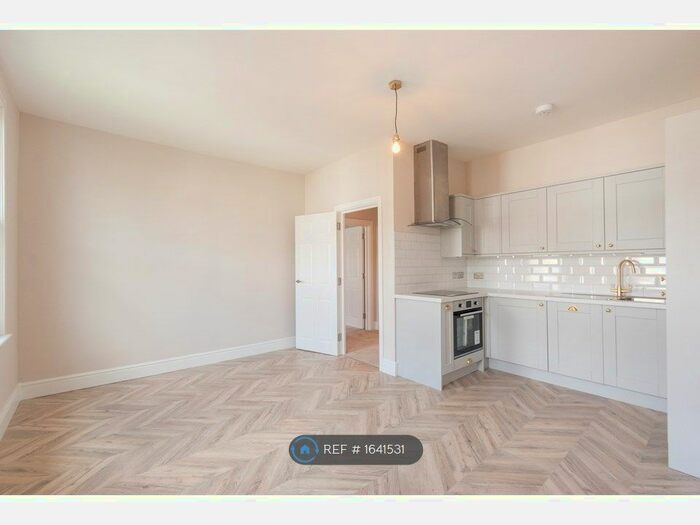 2 Bedroom Flat To Rent In Mill Hill Road, London, W3