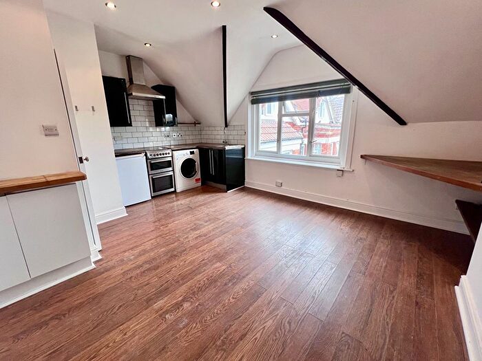1 Bedroom Flat To Rent In Windsor Road, Bournemouth, BH5